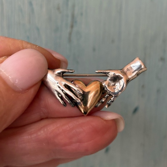 Unique artisan-made pin with gold heart held by two silver hands - Picture 12 of 15